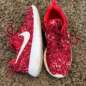 Women’s Nike Size 7 Tennis Shoes